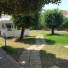 Un giardino con sentiero, gazebo e alberi in un'area esterna.