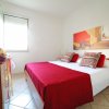 Stanza con letto matrimoniale e copriletto rosso.